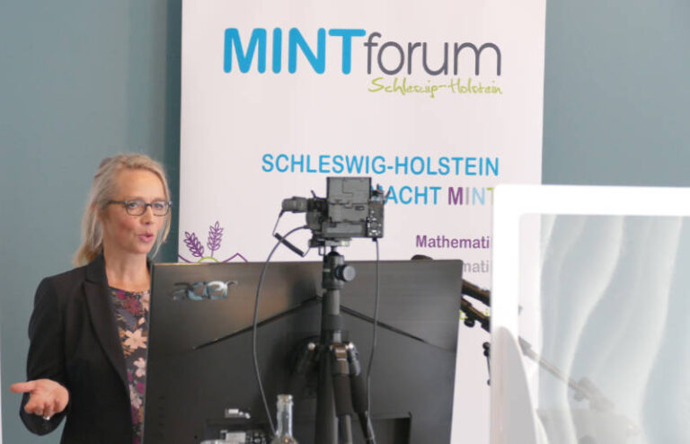 Sabine Petersen moderiert eine Online-Veranstaltung